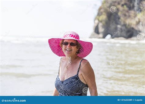 Una Mujer Mayor Madura Hermosa En La Playa Imagen De Archivo Imagen