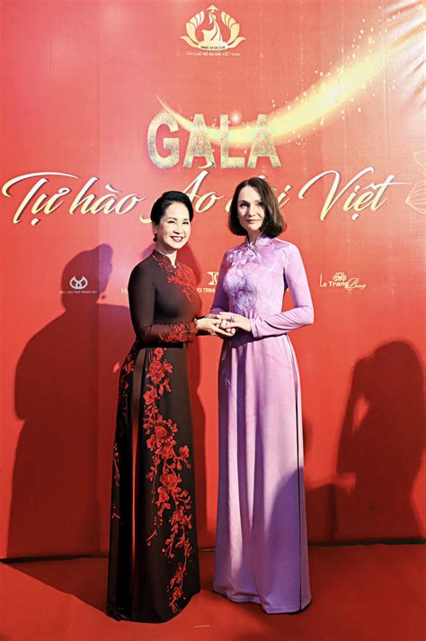 Nsnd Lan Hương Dịu Dàng Trong Tà áo Dài Việt