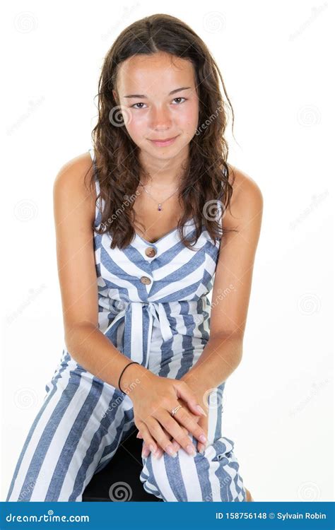 Portrait Dune Jeune Adolescente Heureuse Souriant Avec De Longs Cheveux Bouclés Posant En
