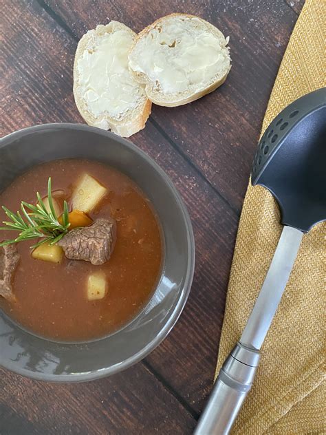 Gulaschsuppe aus dem Ofenmeister