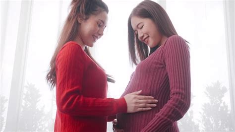 Feliz Pareja De Lesbianas Embarazadas Pasar Tiempo Juntos En Casa