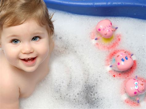 Baby Playing In Bathtub 1600x1200 Wallpaper