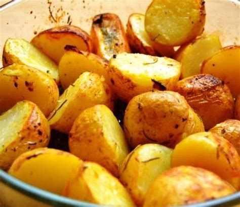 Perfora la patata con un tenedor. Cómo hacer patatas asadas en el microondas. ¿Sabías que el ...