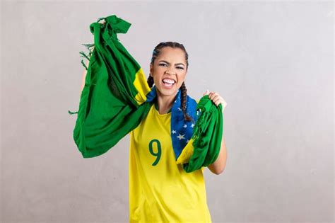 Partidario brasileño fan de la mujer brasileña celebrando el fútbol o