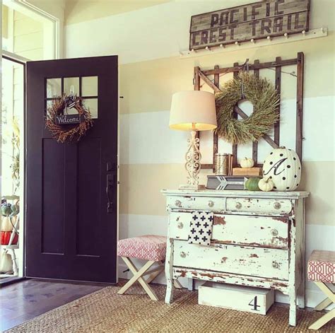 28 Welcoming Fall Inspired Entryway Decorating Ideas