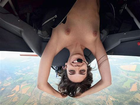 Η Clara Botte topless πιλότος εν πτήση Τουμπανο γυμνές φωτογραφίες