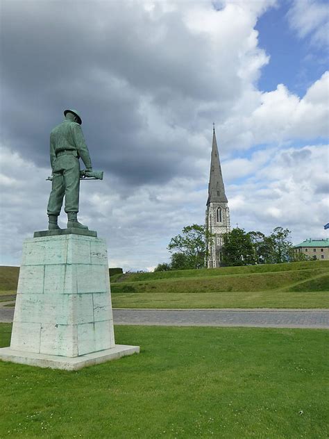 Le Soldat Et Léglise Statues Parc Churchill Copenhague
