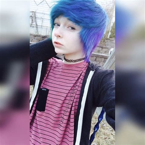 This short messy emo style shows that even platinum blonde can make the emo hairstyle amazing. It's rlly cold out ;-; | Peinados emo, Pelo emo, Chicas ...