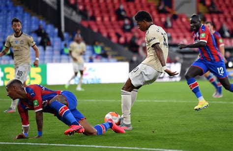 Crystal palace have won consecutive league games away against man utd for the first time; Loads of fans react to Man United's 'lucky' first half against Crystal Palace