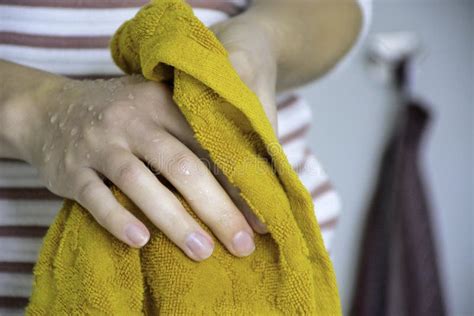 Droog De Handen Met Een Handdoek Nadat U Ze In De Keuken Hebt Gewassen