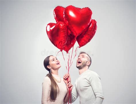 De Dag Van De Valentijnskaart `s Gelukkig Blij Paar Portret Van