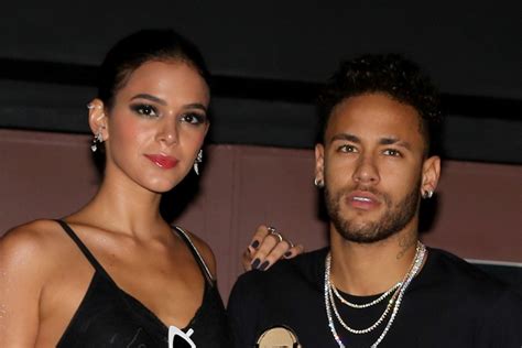 Neymar Aparece Curtindo A Noite Em Paris E Companhia Chama Atenção