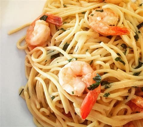 SPAGHETTI MIT GARNELEN IN WEIßWEIN-KRÄUTER-SOßE