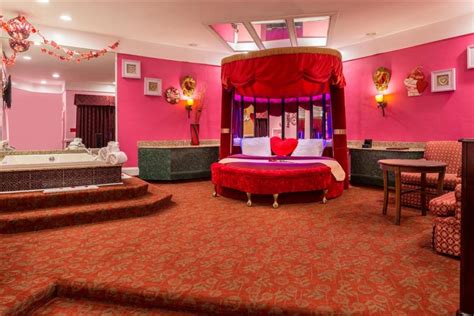 Sweetheart Theme Suite With Hot Tub And Fireplace At The Inn Of The Dove Bensalem