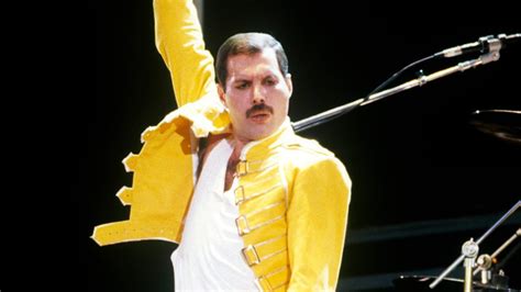 Freddie mercury the lead singer of queen and solo artist, who majored in stardom while. Quem é mais famoso: Queen de Freddie Mercury ou Bíblia ...