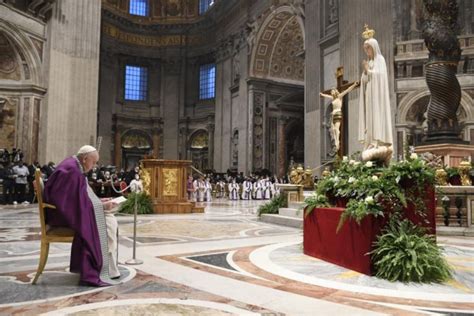 pope francis asked catholics to renew marian consecration every march 25 here s what that means