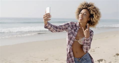 junge frau die selfie auf dem strand tut stockfoto bild von ferien spanien 64403516