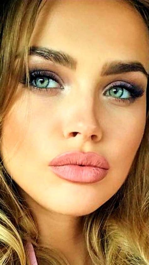 Bellísima Mujer Con Unos Ojos Azules Preciosos Y Encantadora Ojos Azules Mujer Ojos De Mujer