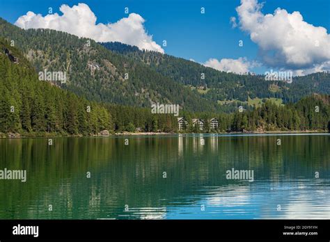 Pragser Wildsee Ou Lago Di Braies Petit Lac Alpin Magnifique Dans La