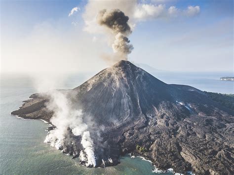 Gunung Anak Krakatau Di Lampung Erupsi