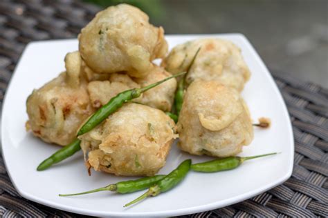 Daging ayam 200 gram (di haluskan). Gorengan: Indonesia's Favorite Fried Snacks - Indoindians.com