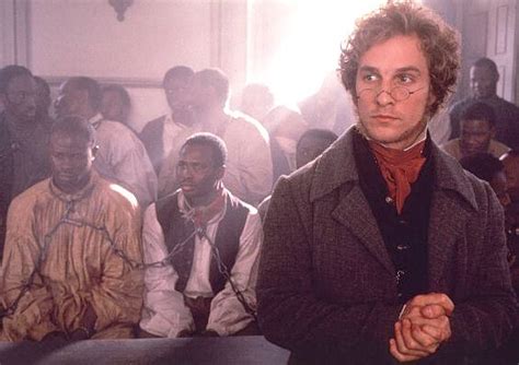 Dezenas de escravos negros se libertam das correntes e assumem o comando do navio negreiro la amistad. Amistad, de Steven Spielberg | CinemaDreamer