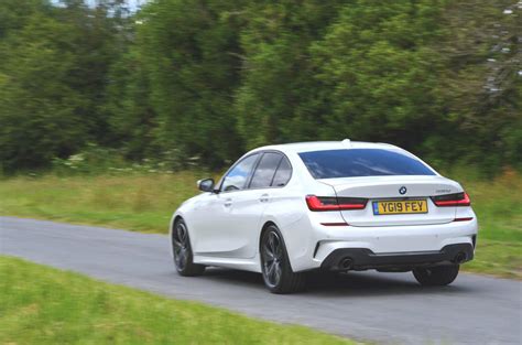 M logosunu taşıyan mavi fren kaliperli m sport fren. BMW 3 Series 330d M Sport 2019 UK review review | Autocar
