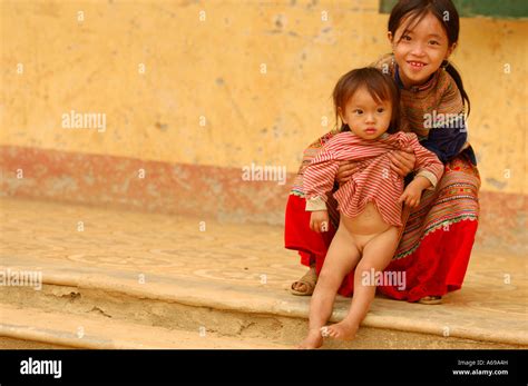 Flor Ind Genas Hmong Escuela Bac Ha Lao Cai Viet Nam Fotograf A De Stock Alamy