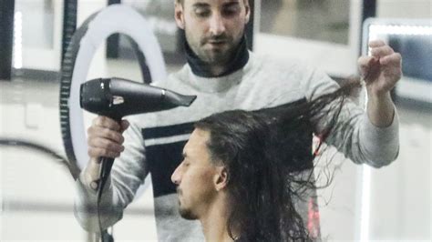 Zlatan ibrahimovic, född 1981, är en svensk fotbollspelare, ofta ansedd som den främsta svenska spelaren genom tiderna. Er hat die Haare schön: Zlatan Ibrahimovic beim Friseur ...