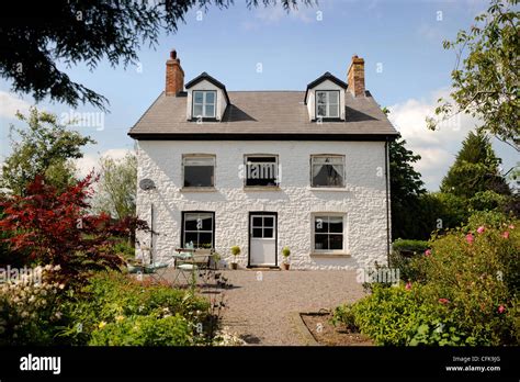 A Traditional White Painted Cottage Uk Stock Photo Alamy