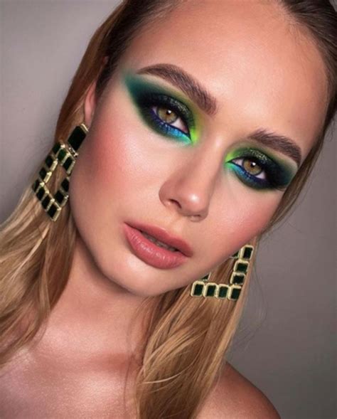 Protest The Fall Weather With These Stunning Emerald Green Makeup Looks