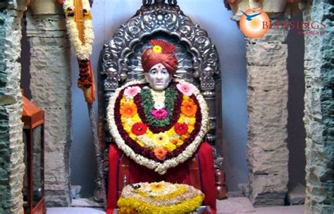 People gathered around him to give prashad. Photo Gallery - Gajanan Maharaj Temple Shegaon