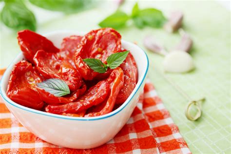 I pomodorini secchi ripieni sono un'idea davvero sfiziosa per un antipasto super saporito. Come fare i pomodori secchi - Le ricette de La Cucina Italiana