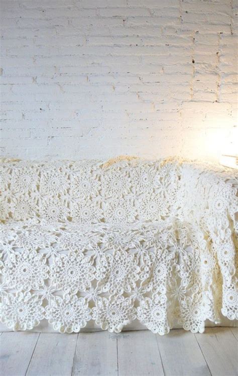 30 уютных идей накидки на диван для украшения и защиты мебели фото