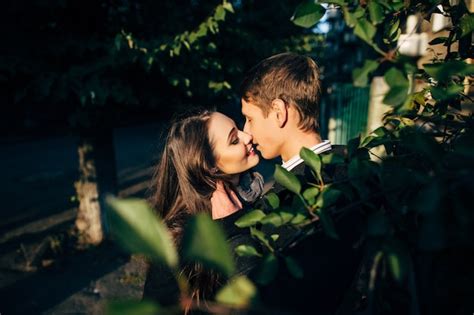 couple d amour jeune couple passionné amoureux s embrasser sur le soleil à l extérieur photo