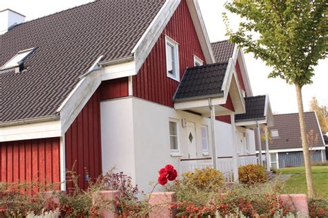 Es hat ein wohnzimmer mit offenem kamin, eine küche, zwei wannenbäder, ein duschbad, ein wc, zwei doppelbettzimmer, ein stockbettzimmer (mit zusätzlichem doppelbett), fernsehzimmer mit dvd und wlan im gesamten. Ferienpark Bad Saarow | Scharmützelsee, Ferienhaus, Haus