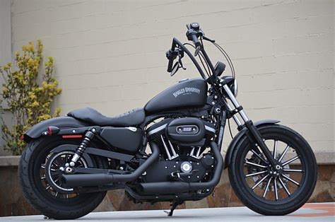 The feature list of iron 883 includes abs, pass switch, street, road riding modes, side reflectors and engine check warning in terms of safety. 2013 Harley-Davidson Sportster Iron 833 - Moto.ZombDrive.COM
