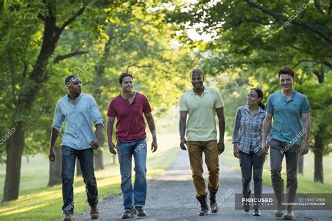 Cinco Personas Caminando Por La Avenida En El Parque Rural — Árboles