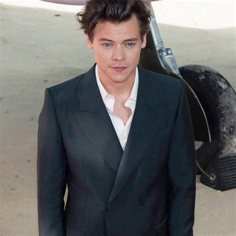 Depending on the look you're going for, your price point and how you intend to wear the boots — are a fan favorite among the likes of kanye west, david beckham and harry styles, it's easy to see just how versatile chelseas can be. Chelsea Boots Literally Get Harry Styles' Heart Racing ...
