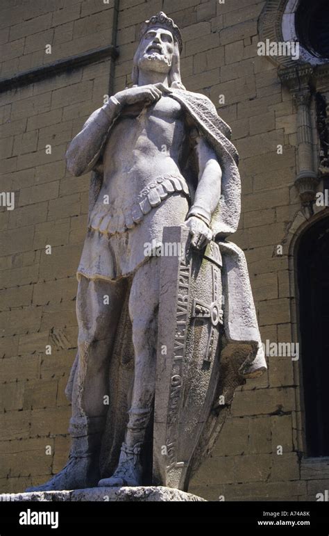 Estatua De Don Pelayo Fotografías E Imágenes De Alta Resolución Alamy