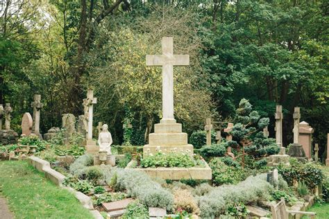 Londons Hauntingly Beautiful Highgate Cemetery In 12 Photos