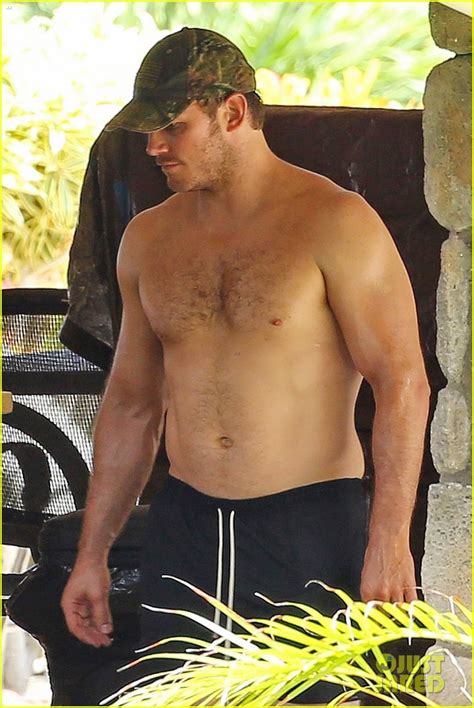 Chris Pratt Goes Shirtless Shows Off His Hot Body In Hawaii Photo Chris Pratt