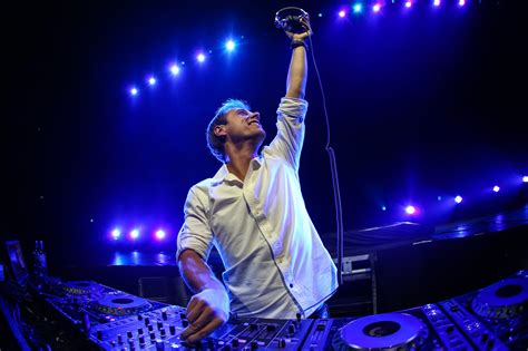 Armin van buuren, andrew rayel — eiforya 02:41. Armin Van Buuren Announces Live Stream Of His Sold Out ...