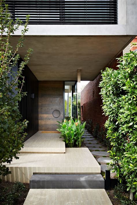 Spectacular Modern House Front Entry Courtyard Entrance Design