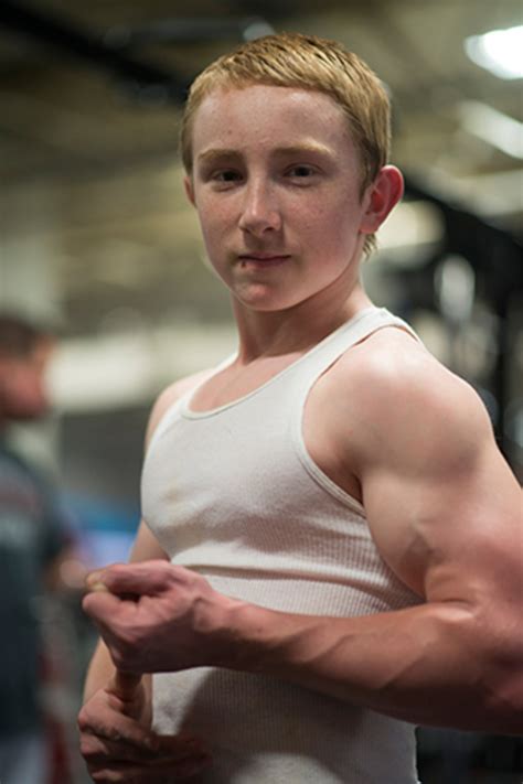 Curly hair + low bald fade. Bodybuilder de 14 ans