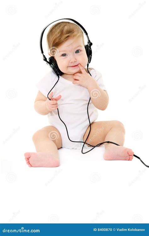 Bebé Cantante Feliz Con Los Auriculares Negros Foto De Archivo Imagen
