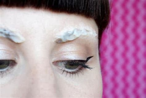 Cara mudah untuk membuat garis eyeliner adalah dengan cara membuat titik terlebih dahulu kemudian disambungkan. Cara Memakai Alis Mata Dengan Pensil Alis - Terkait Mata