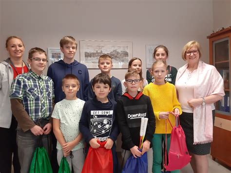 Do „jedenastki uczęszcza 330 uczniów, pracuje w niej 29 w 2003 roku nasza szkoła otrzymała certyfikat „szkoły z klasą, a w roku 2013 certyfikat transforming comunication. Szkolny Turniej Badmintona - Szkoła Podstawowa nr 58 im ...