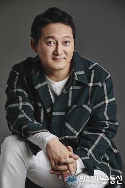 이 자리에는 배우 김윤석, 조인성, 허준호, 구교환, 김소진, 정만식, 김재화, 박경혜, 류승완 감독이 참석했다. 배우 정만식, JTBC '언더커버' 캐스팅 확정…지진희·김현주와 ...