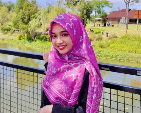 Ning Umi Laila Ustadzah Cantik Putri Kiai Granat Pilih Jalan Dakwah